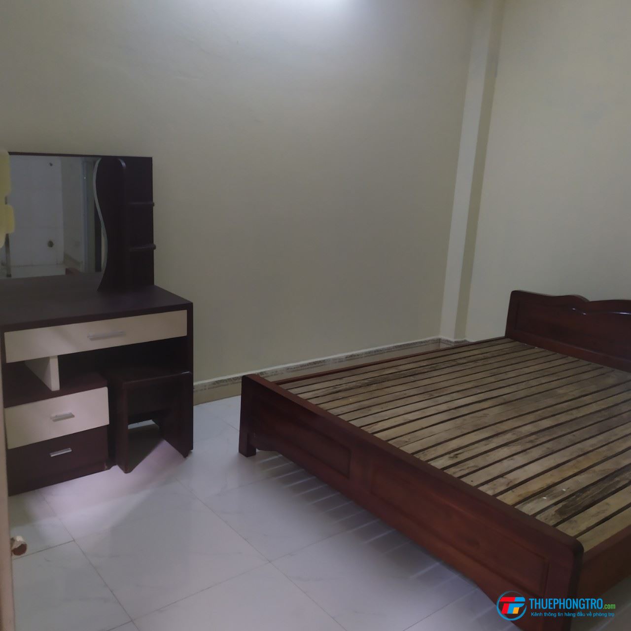 Phòng trọ mới quận Thanh Xuân có đầy đủ tiện nghi, giường, bộ bàn, chỗ nấu ăn, máy nóng lạnh