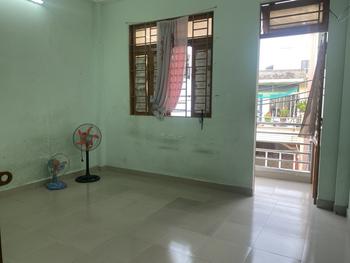 Phòng trọ trong nhà trọ 3 lầu, sạch sẽ, thoáng mát, an ninh, có lối đi riêng, có ban công, truyền hình internet, internet (Wifi)